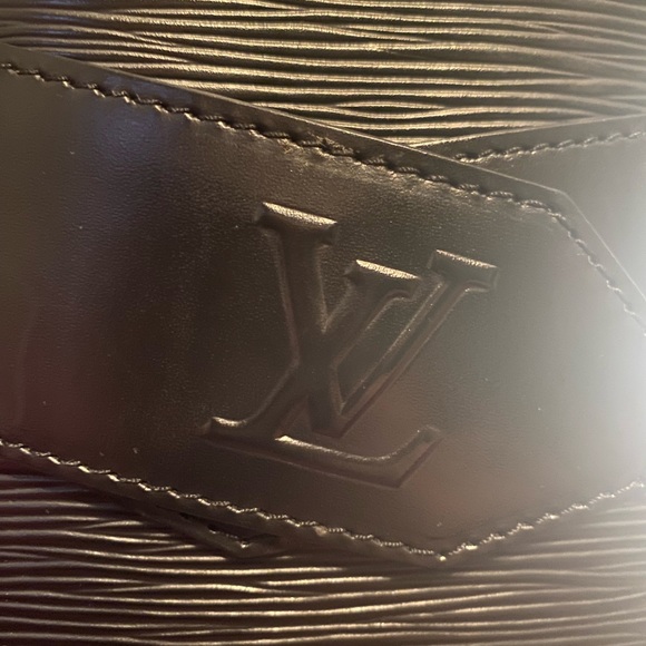 Authentic LOUIS VUITTON 90S BLACK EPI SAC D'EPAULE TWIST BUCKET BAG - Picture 3 of 12